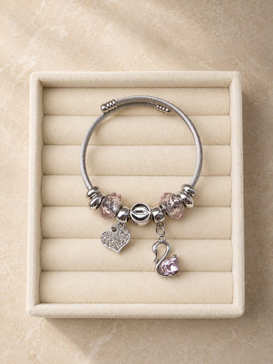 Silberfarbener Charm-Armreif mit Schwan und funkelndem Herz
