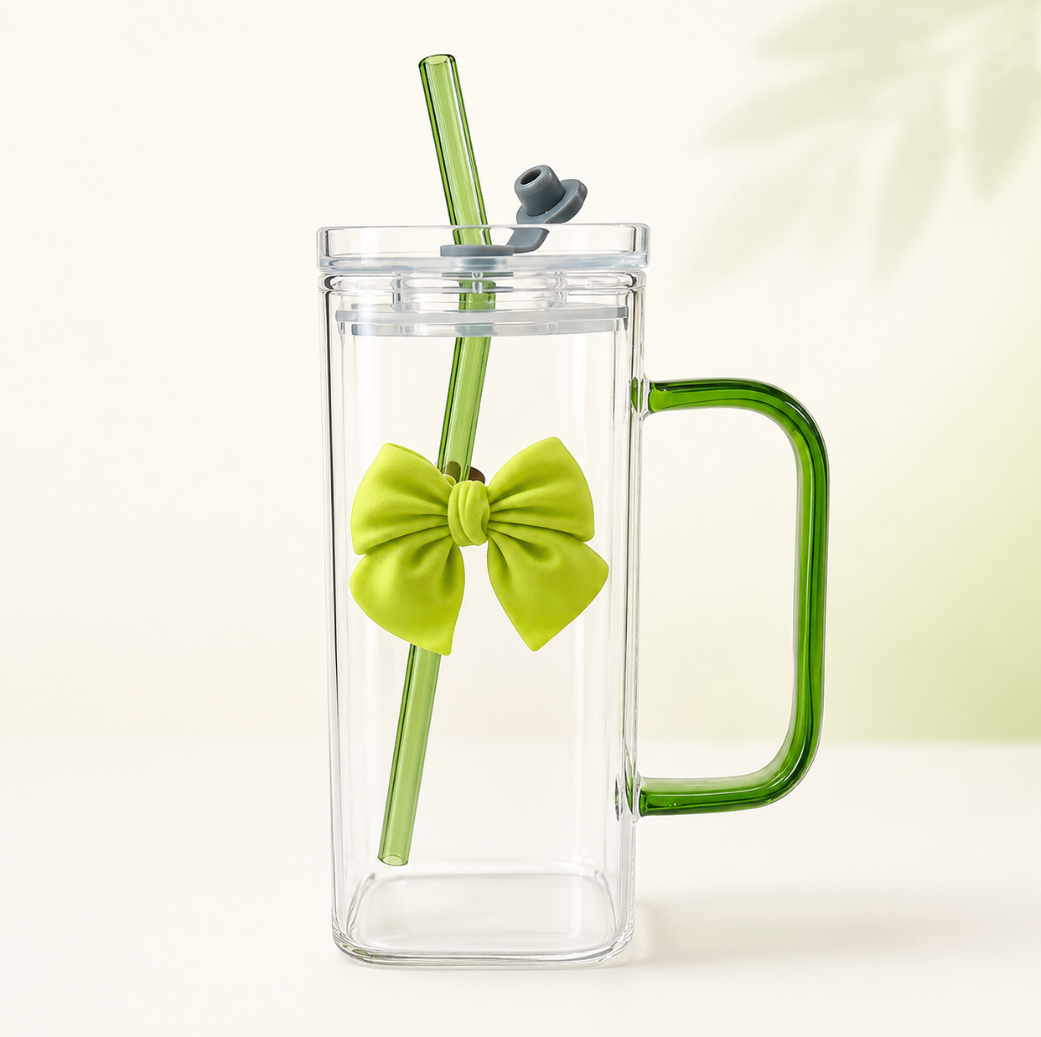 Glasbecher mit Strohhalm und dekorativer 3D-Schleife