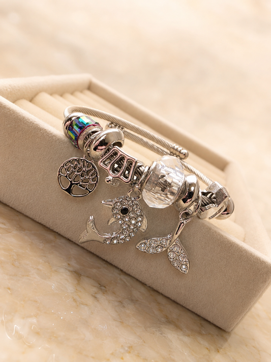 Silberfarbener Charm-Armreif mit Delfin und Lebensbaum-Anhänger