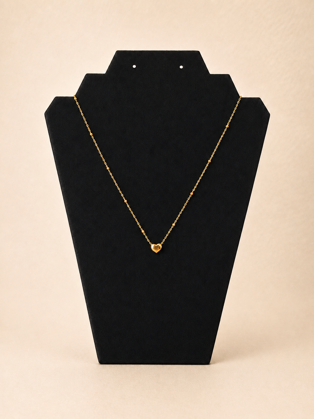 Goldene Halskette mit Herzanhänger