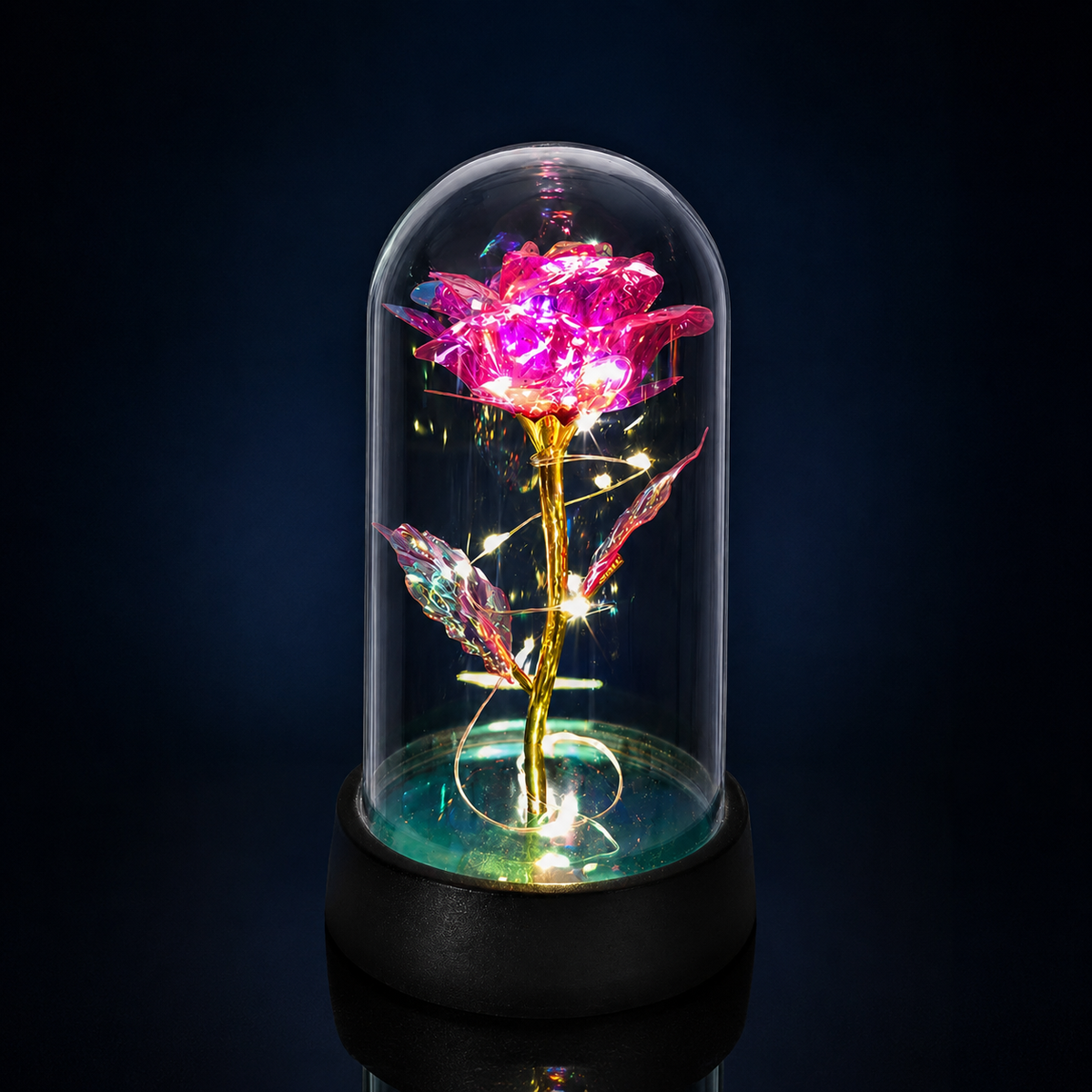Leuchtende Deko-Rose unter einer Glaskuppel